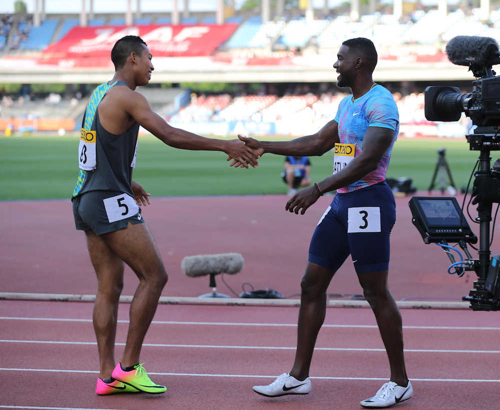 男子１００メートル決勝、レースを終えガトリンと握手を交わすサニブラウン（左）