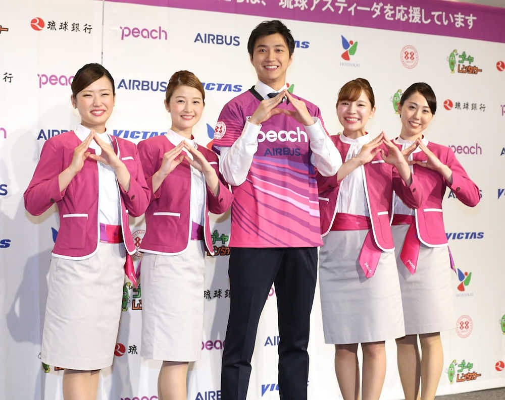 スポンサー契約している航空会社「Ｐｅａｃｈ」のＣＡと「ピーチポーズ」をする江宏傑