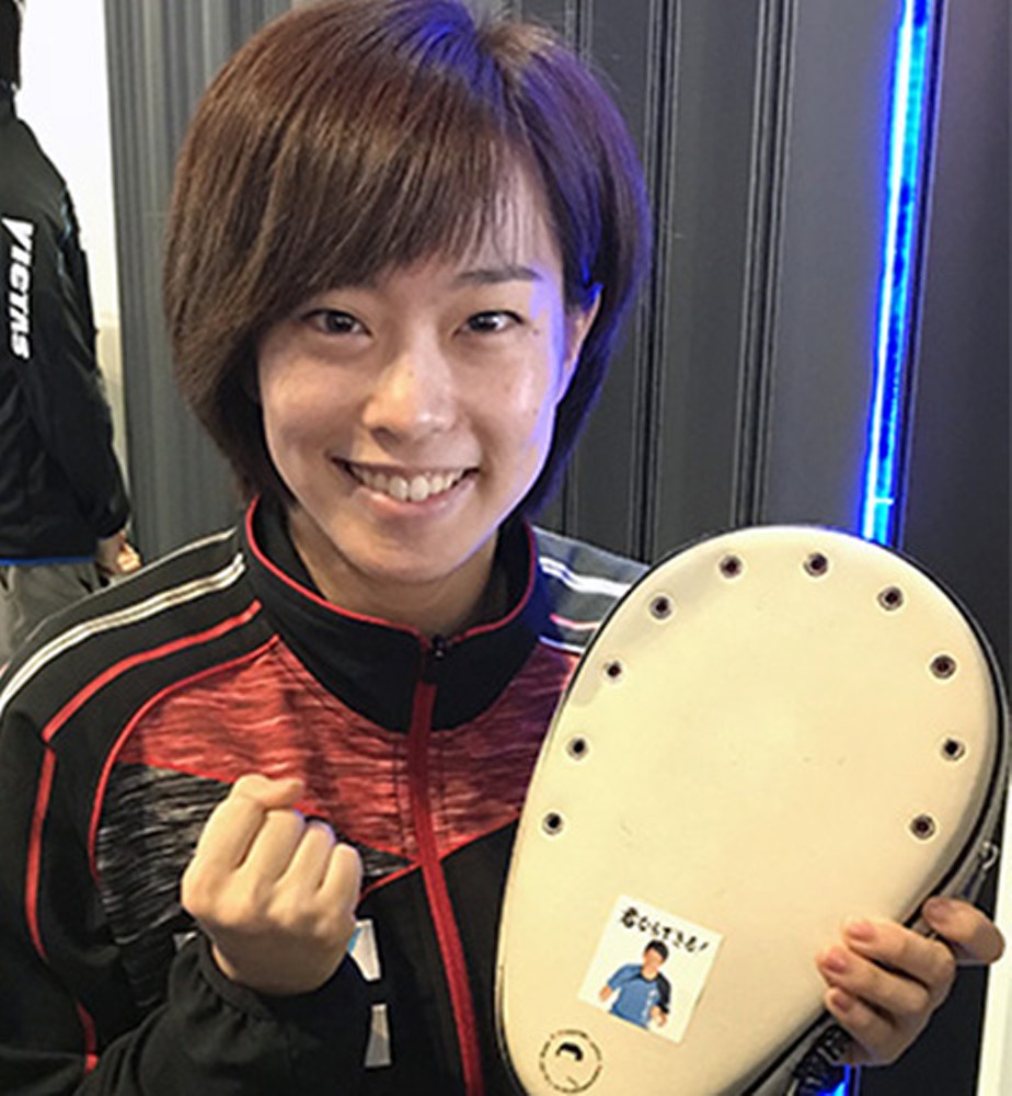 松岡修造氏が「君ならできる！」と鼓舞するシールをラケットケースに貼って、石川は世界選手権へ準備万端