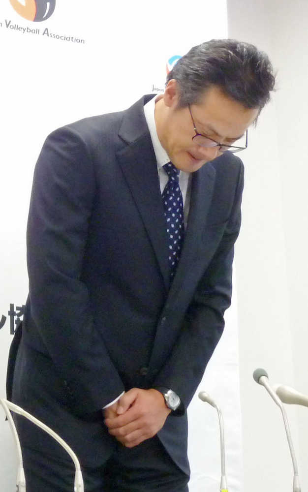記者会見で頭を下げるバレーボール男子日本代表の中垣内監督