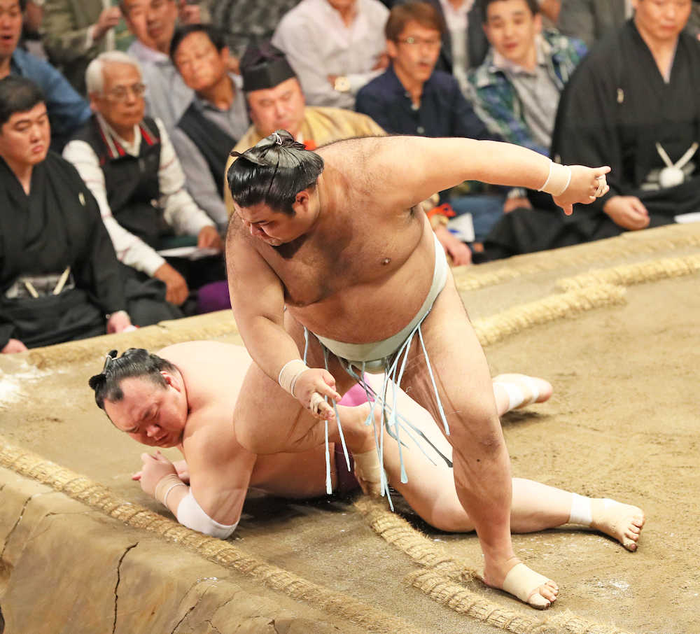 ＜大相撲夏場所　１２日目＞高安（右）は宝富士を上手投げで破る