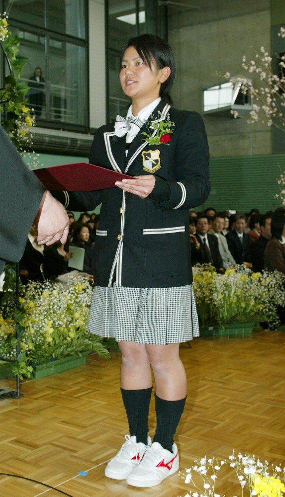 ２００４年３月、東北高校の卒業式で特別表彰を受ける宮里藍