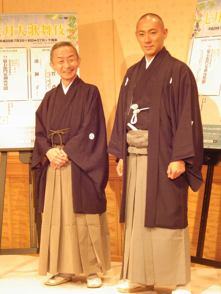 歌舞伎座の七月大歌舞伎で市川齊入を襲名する市川右之助（左）と市川海老蔵