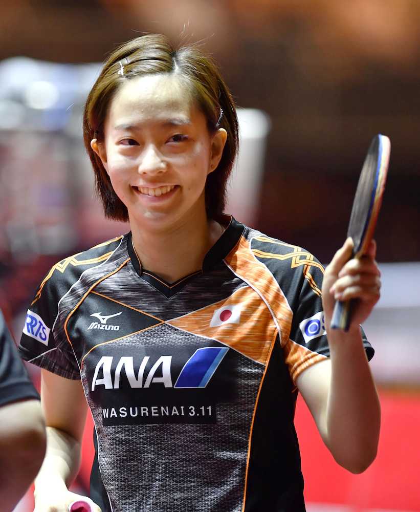 女子シングルス１回戦を突破し、笑顔で観客席の声援に応える石川佳純