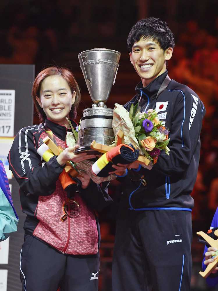 卓球世界選手権第６日　混合ダブルスで優勝し、トロフィーを手に笑顔の吉村真晴（右）と石川佳純ペア