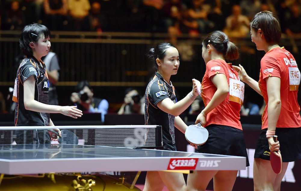 卓球の世界選手権女子ダブルスの準決勝で中国の丁寧（右端）、劉詩?組に敗れた伊藤（左から２人目）、早田組