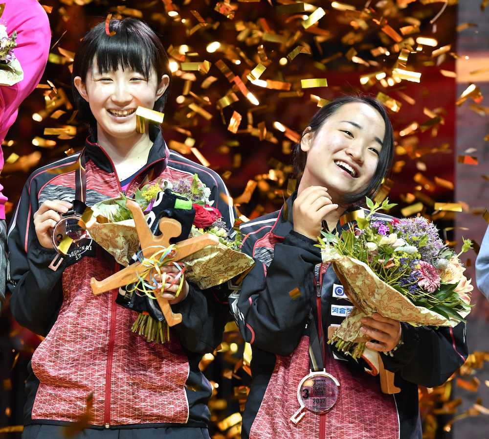 卓球世界選手権最終日　女子ダブルスで銅メダルを獲得し、表彰台で笑顔の伊藤（右）、早田組