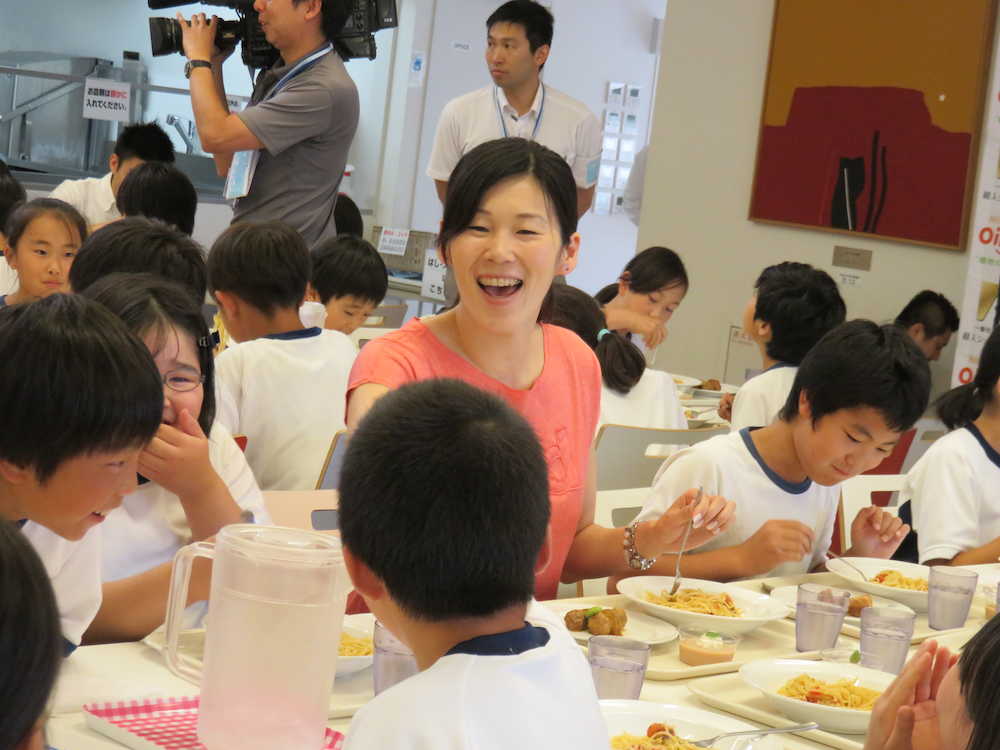湘南学園小の児童と一緒に給食を食べる競泳の金藤理絵　　　　　　　　　　　　　　　　　　　　　　　　　　　　　　　