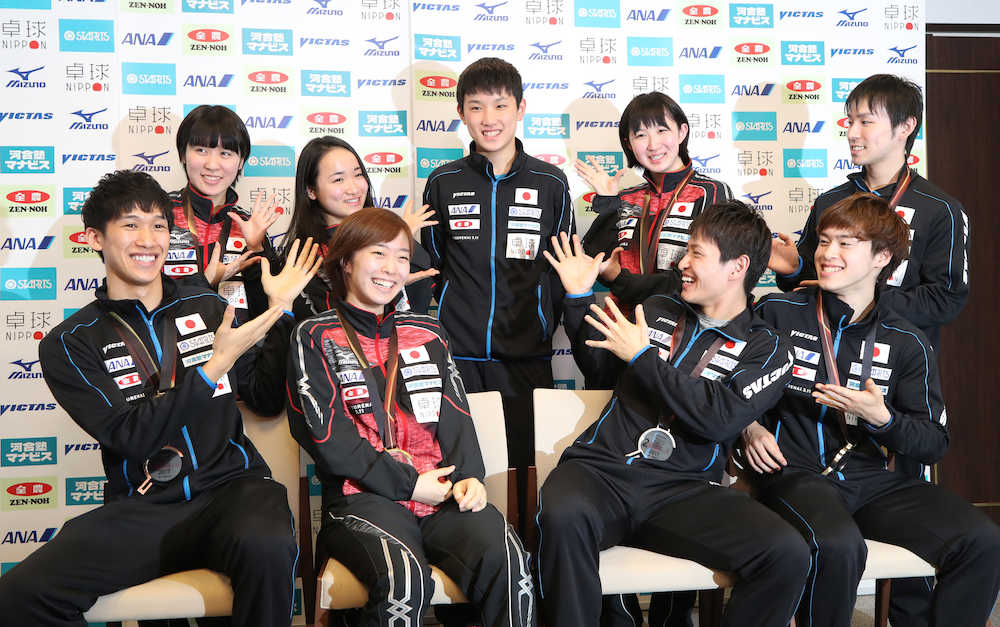 卓球の世界選手権から帰国した日本代表のメンバー