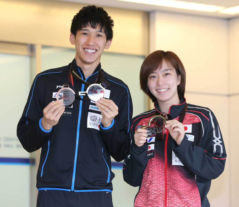 世界選手権から帰国し、メダルを披露する吉村（左）と石川