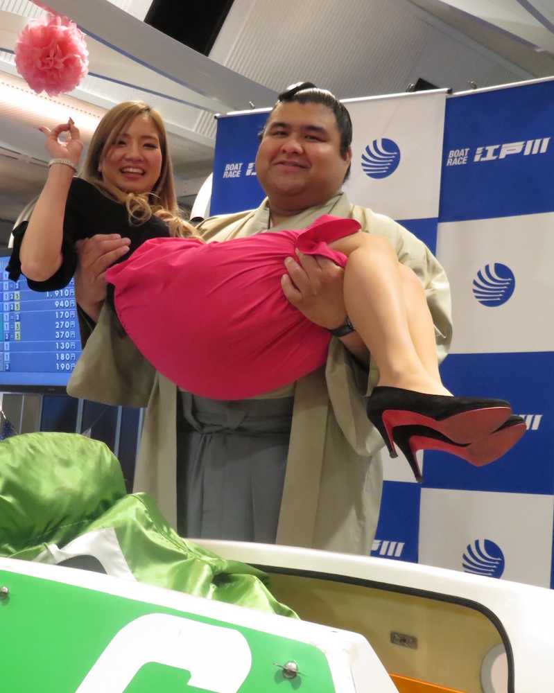 ボートレース江戸川のトークショーに参加した大関・高安は女子ボートレーサーの富樫（左）をお姫様抱っこ