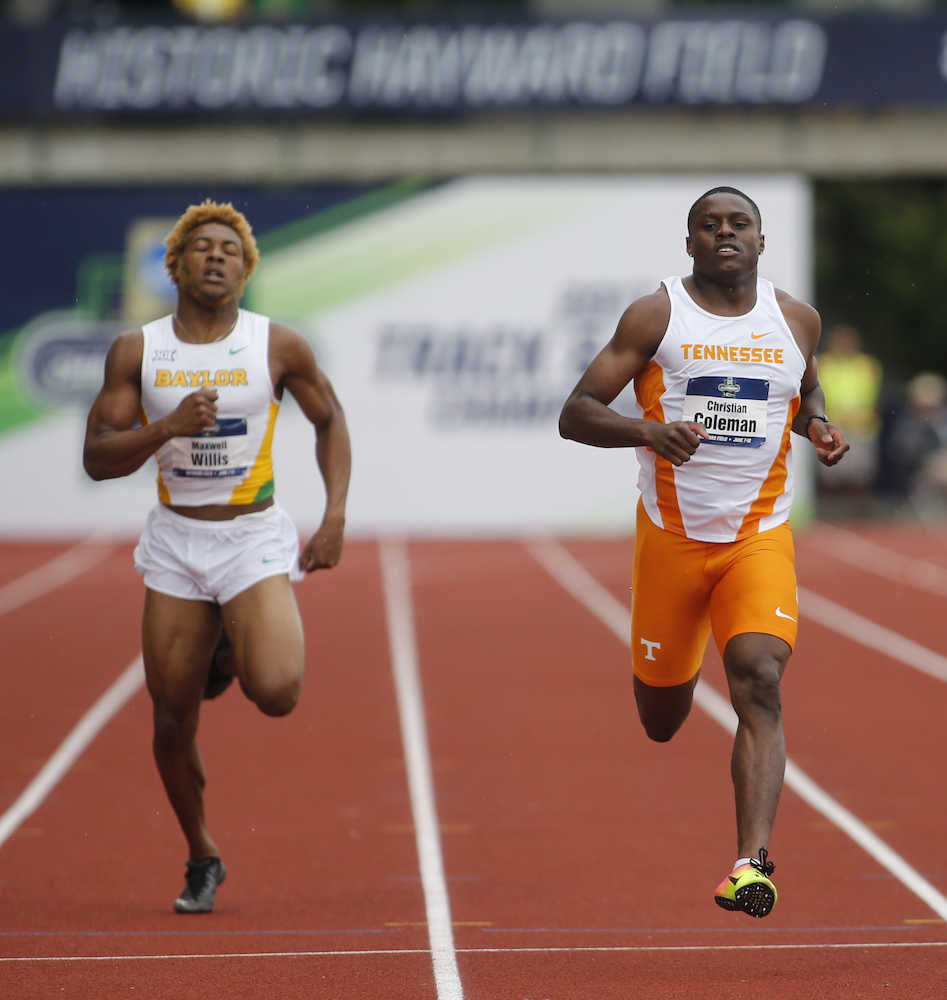 陸上全米大学選手権の男子１００メートルと２００メートルで２冠を達成したコールマン（右）＝ＡＰ