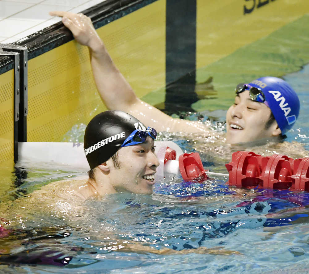 競泳の和歌山選手権で、予選のレース後に笑顔を見せる萩野公介（左）と瀬戸大也