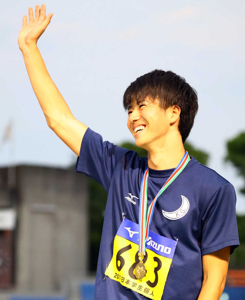 男子１００メートル決勝、優勝し笑顔で声援に応える多田