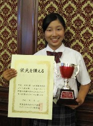 関東中学校ゴルフ選手権女子個人の部で優勝し笑顔の六車