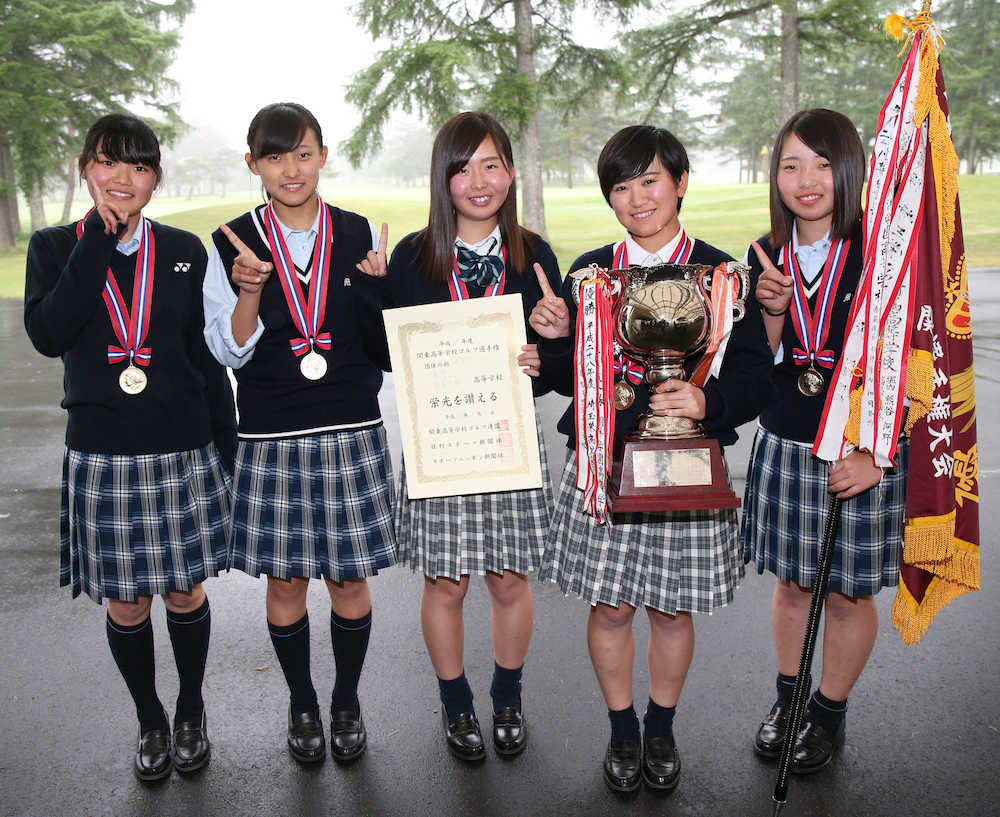 関東高校ゴルフ選手権女子団体の部で優勝した明秀学園日立の（左から）中島、今井、宮本、平塚、高久