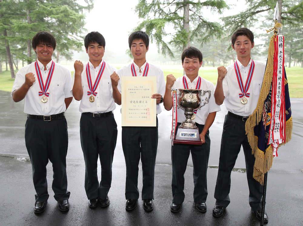 関東高校ゴルフ選手権男子団体の部で優勝した開志国際の（左から）五十嵐、若有、大沢、岩富、平川