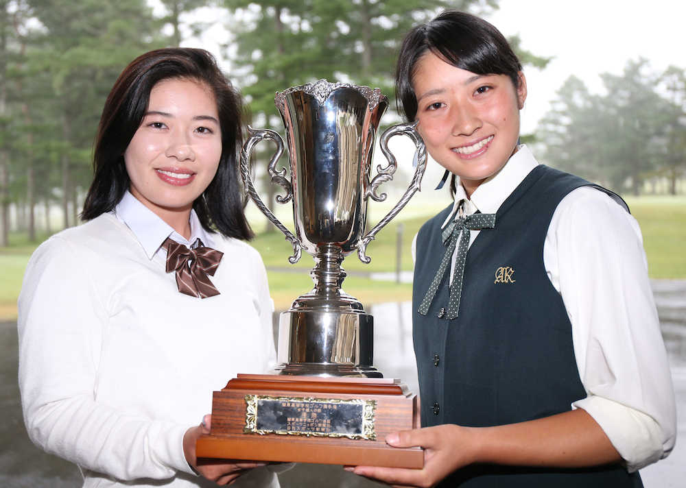 関東高校ゴルフ選手権女子個人の部で優勝した原田（左）と高橋