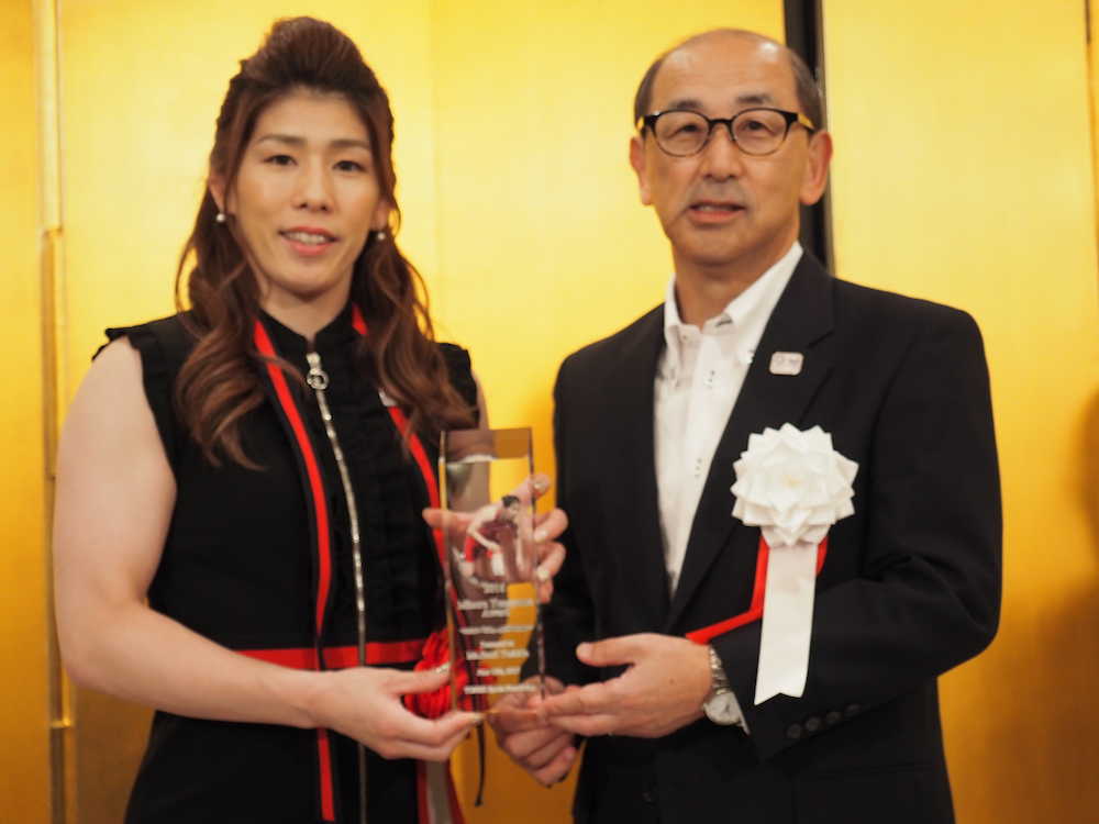 ヨネックススポーツ振興財団の米山事長から米山稔賞を授与される吉田