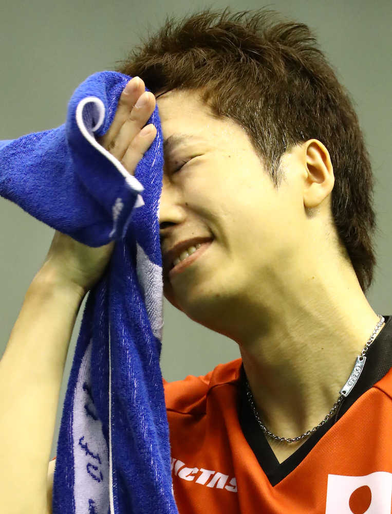 荻村杯男子シングルス準決勝で敗れ、悔しがる水谷