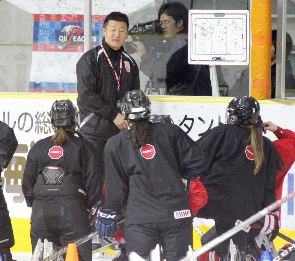 アイスホッケー女子日本代表候補の強化合宿で、選手に説明する山中監督（奥）