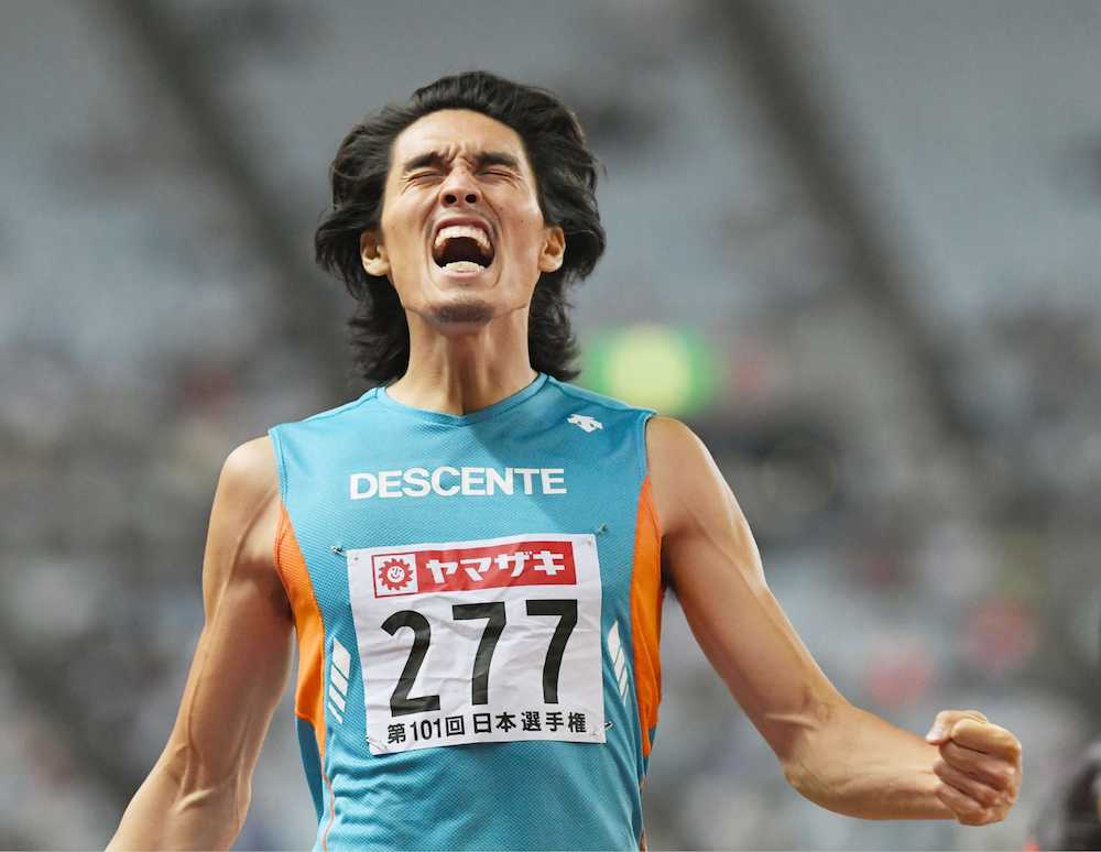 男子４００メートル障害決勝　ゴール後に雄たけびを上げる、優勝した安部孝駿