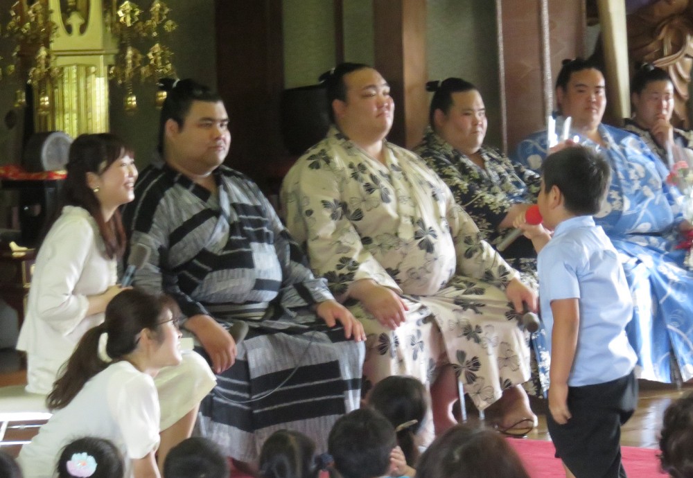 田子ノ浦部屋宿舎で行われた凱旋報告会で子供から質問を受ける高安（左から２人目）と稀勢の里（同３人目）