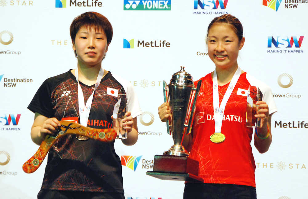 女子シングルスで優勝した奥原希望（右）と準優勝の山口茜
