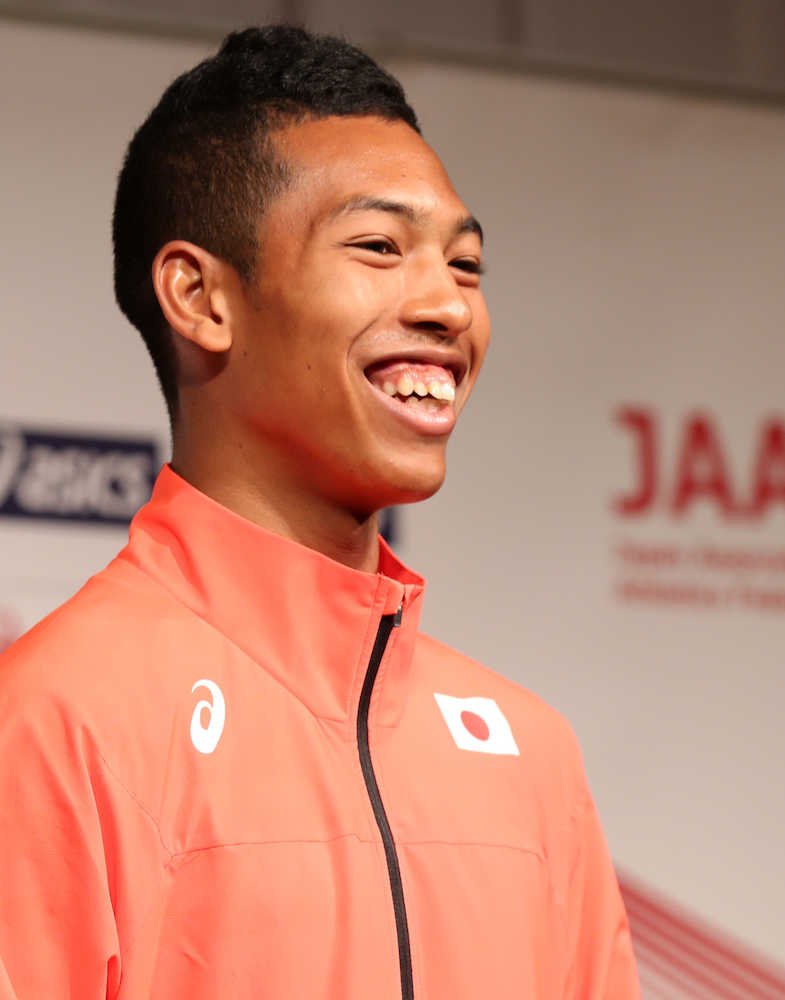 世界陸上代表選手発表会見のインタビューで笑顔を見せるサニブラウン