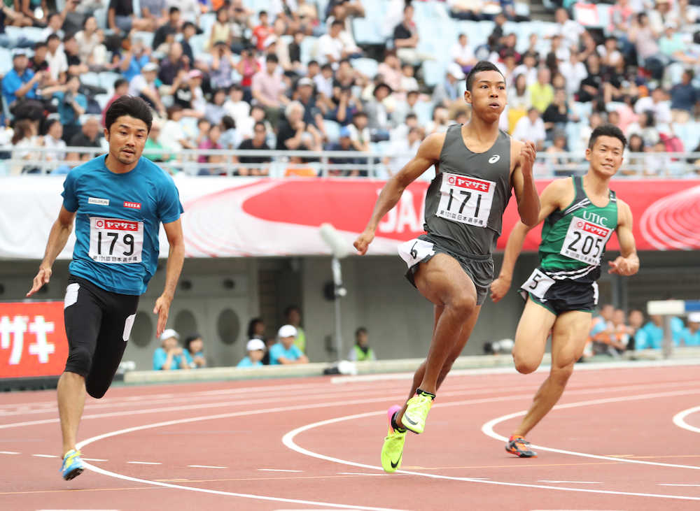 日本選手権男子２００メートル予選２組に出場したサニブラウン（右から２人目）と末続（左）