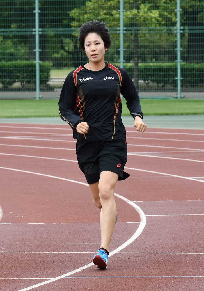 陸上の世界選手権を前に練習を公開した女子マラソン代表の重友