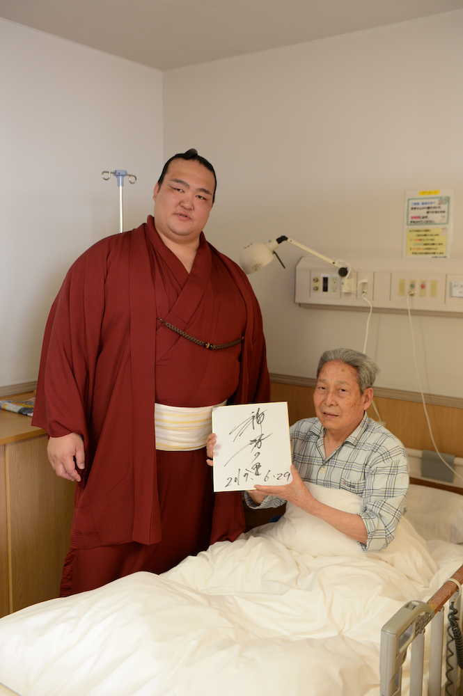 名古屋第二赤十字病院の入院患者を慰問した稀勢の里