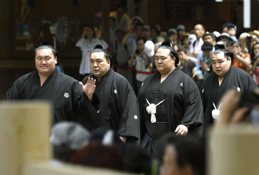 奉納土俵入りを前に、熱田神宮へ参拝に向かう（左から）白鵬、日馬富士、稀勢の里、鶴竜の４横綱