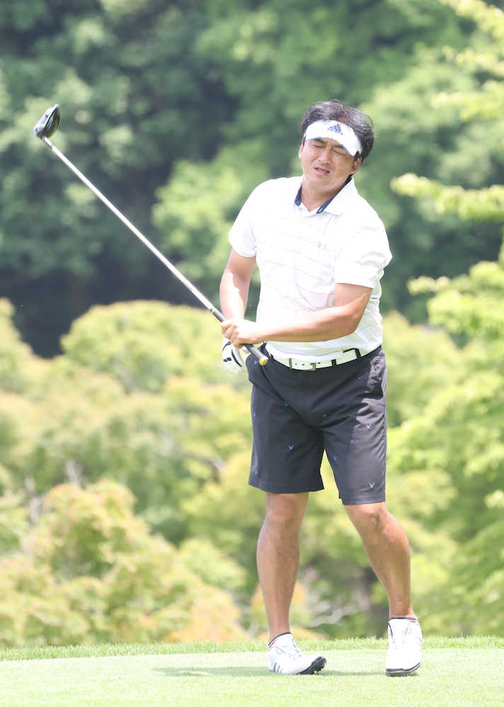 日本社会人ゴルフ関東予選　１４番、ティーショットを右に曲げ悔しがる石井