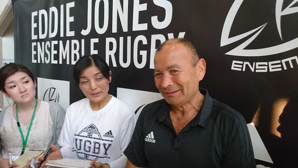 東京都内でコーチングクリニックを開催し、現在の日本代表について語るエディー・ジョーンズ氏（右）