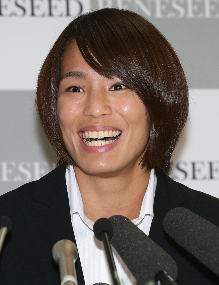 昨年１１月の結婚会見で幸せいっぱいの笑顔を見せる松本薫