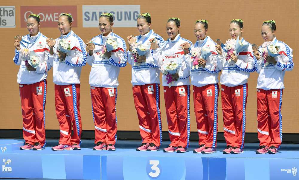 チーム・テクニカルルーティンで銅メダルを獲得し、表彰台に立つ乾（左端）ら日本チーム＝ブダペスト（共同）