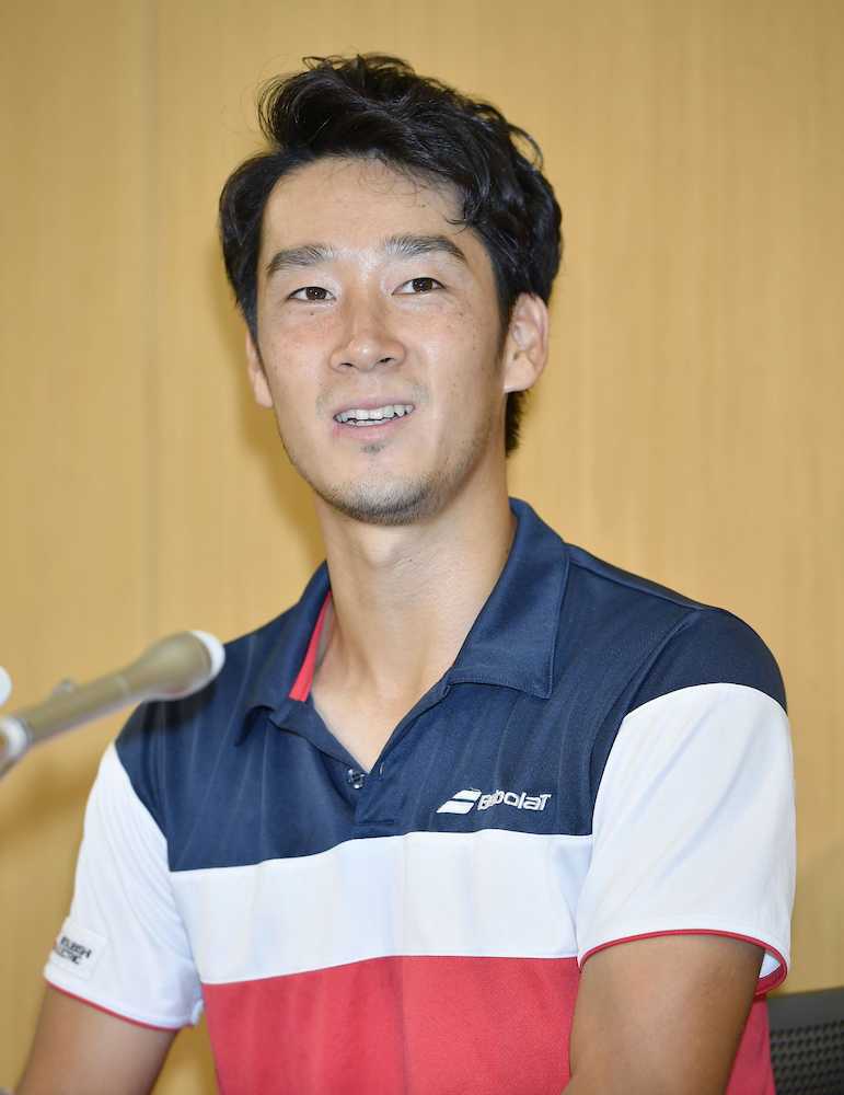 公開練習後、取材に応じる男子テニスの杉田