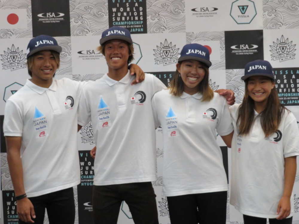 記念撮影するサーフィンのジュニア日本代表（左から）大音凛太、上山キアヌ九里朱、川合美乃里、中塩佳那