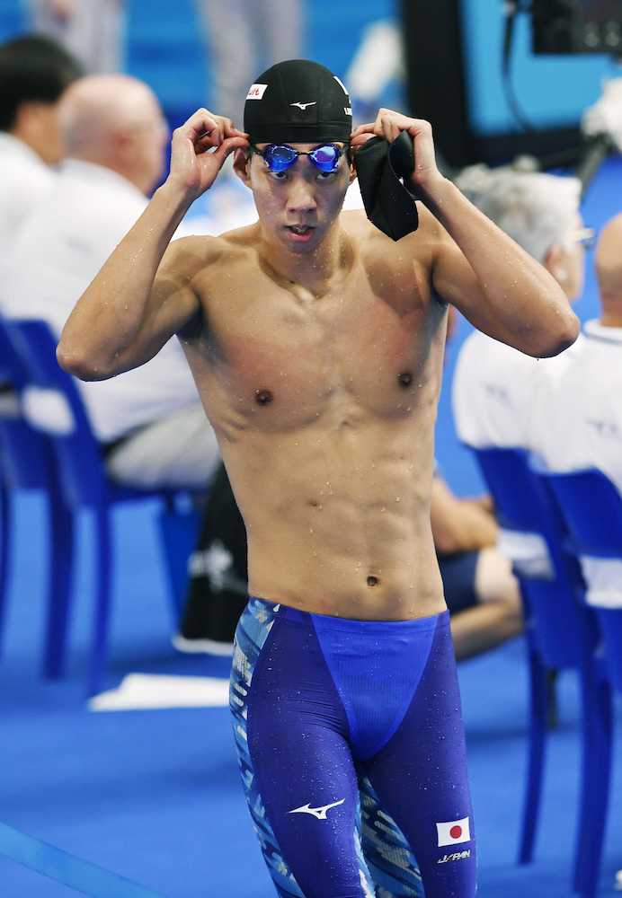世界選手権男子１００メートル平泳ぎ予選を終え、引き揚げる渡辺