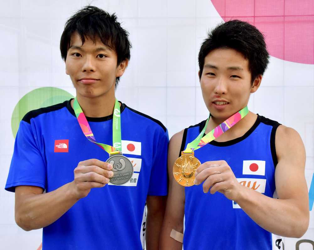 スポーツクライミングのリード男子で金メダルの是永敬一郎（右）と銀メダルの波田悠貴