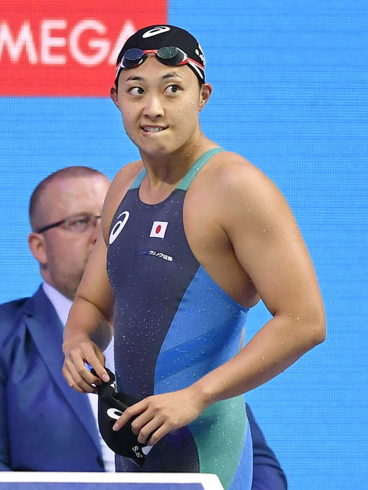 世界選手権女子１００メートル平泳ぎ準決勝　レースを終え、唇をかむ鈴木