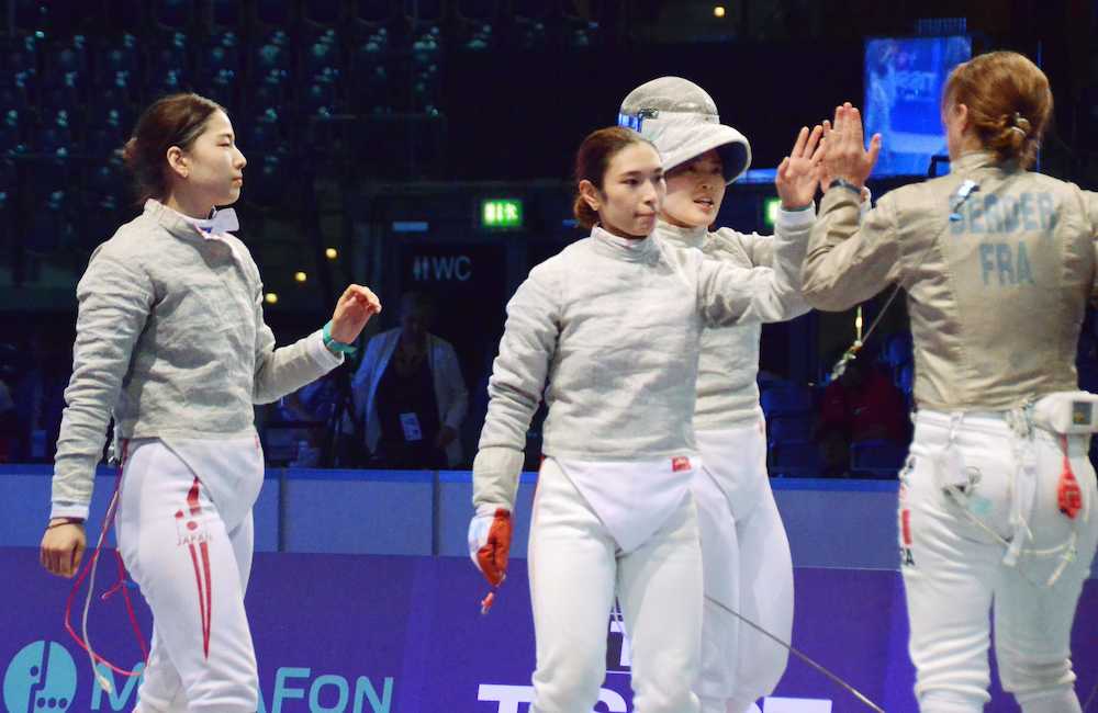 フェンシング世界選手権女子サーブル団体３位決定戦でフランスに敗れ、落胆した表情の日本代表。（左から）江村、青木、田村