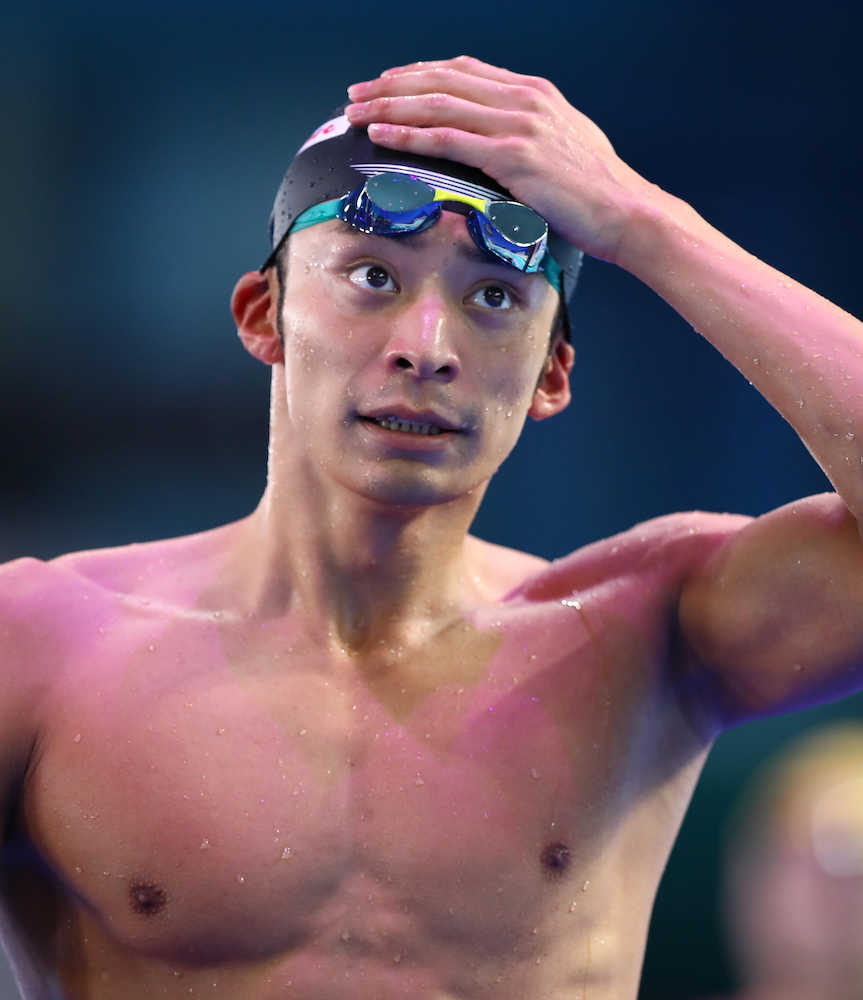 男子１００メートル背泳ぎ決勝、４位でゴールし引き揚げる入江