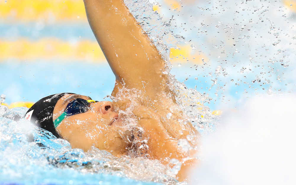 ＜世界水泳・競泳＞男子１００メートル背泳ぎ決勝、力泳する入江