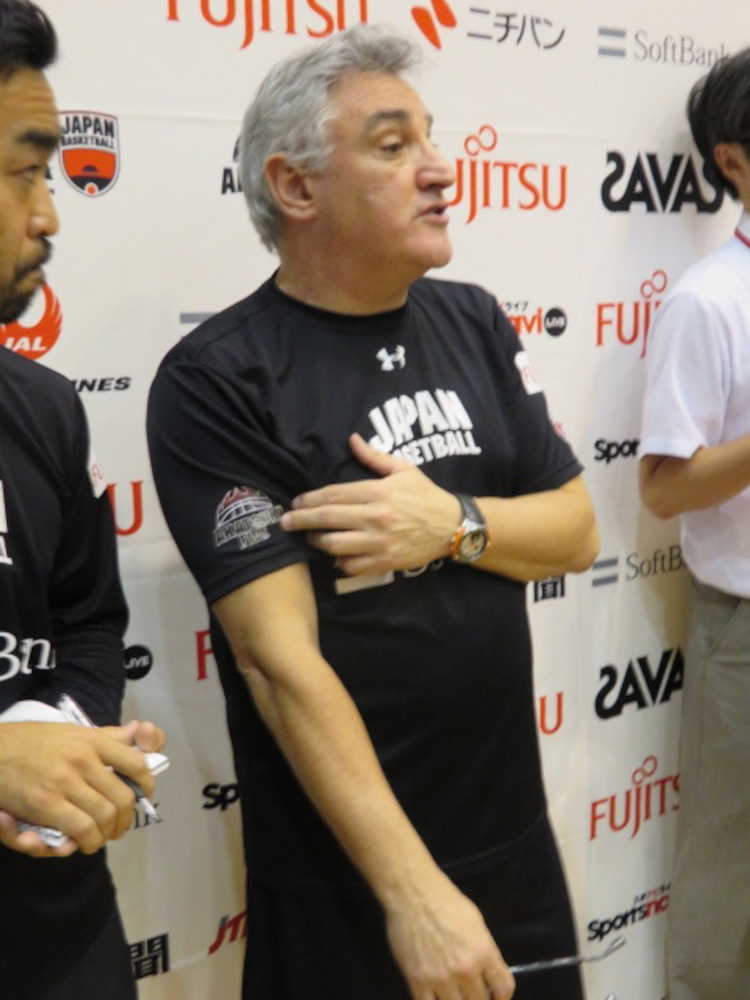 右袖にプリントされた日本代表チームのロゴを見せるフリオ・ラマス新監督