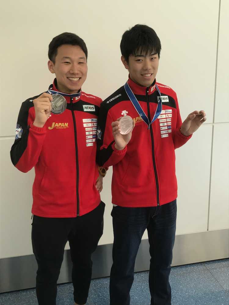 世界選手権から帰国した西藤（左）と敷根。敷根の銅メダルは破損していた