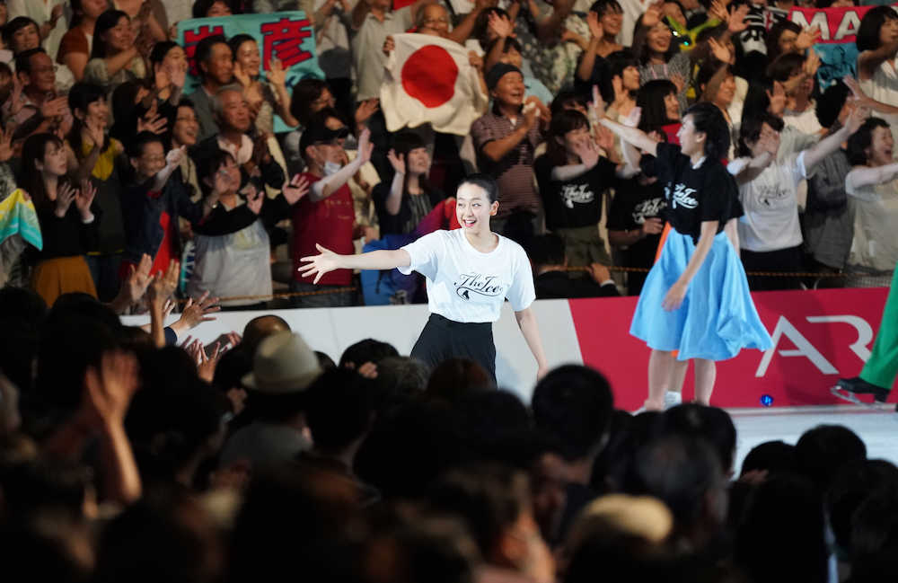 「ＴＨＥ　ＩＣＥ２０１７」エンディングで観客席に手を振る浅田真央さん