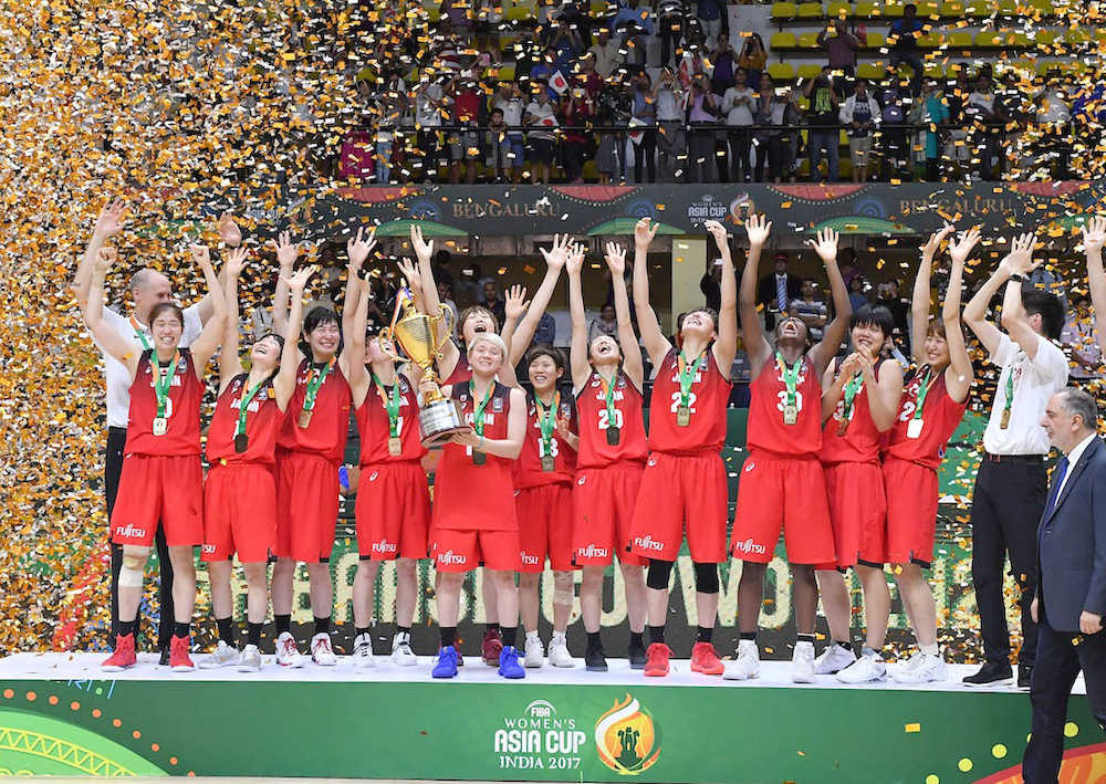 バスケット女子アジア杯　優勝喜ぶ日本