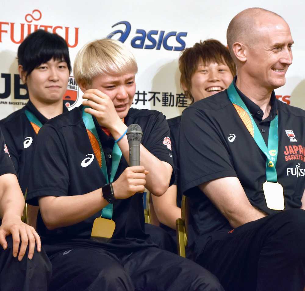 帰国後の記者会見で涙を流す、バスケットボール女子日本代表の吉田（前列左）と、笑顔のホーバス監督（同右）